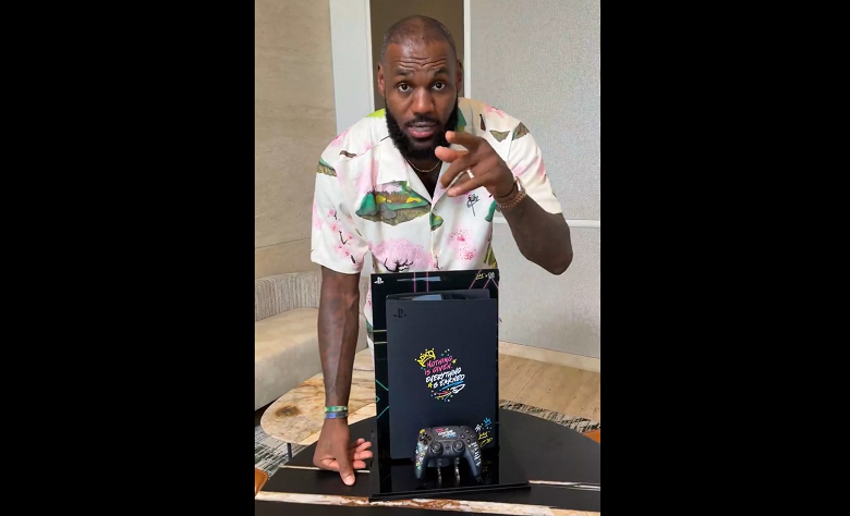 Леброн Джеймс показал лимитированные PlayStation 5 и DualSense